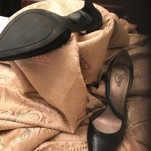 Moda reflex black cross strap shoes